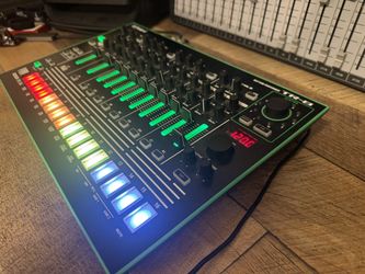 ROLAND TR-8 (7x7), TR8 Drum Machine (incl. 7x7 Expansion Kit feat. TR707, 727, 606 Sounds)