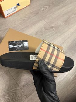 Burberry Slides🩴 Size 9 US