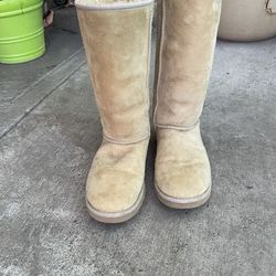 Dos Pares De Botas UGG Sizes 7 Y 9 
