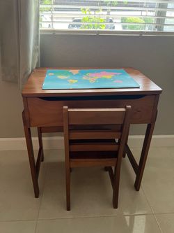 Kids desk and chair set