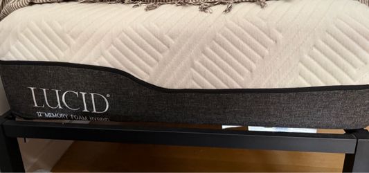 Lucid 12 inch Memory foam hybrid Mattress. (Pick up only)
