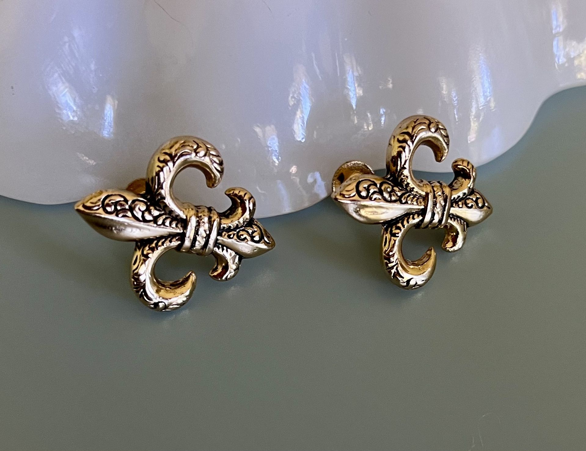 Vtg Fleur di Lis Etched Goldtone Earrings 