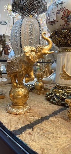 Gold elephant figurine on ball 12h
