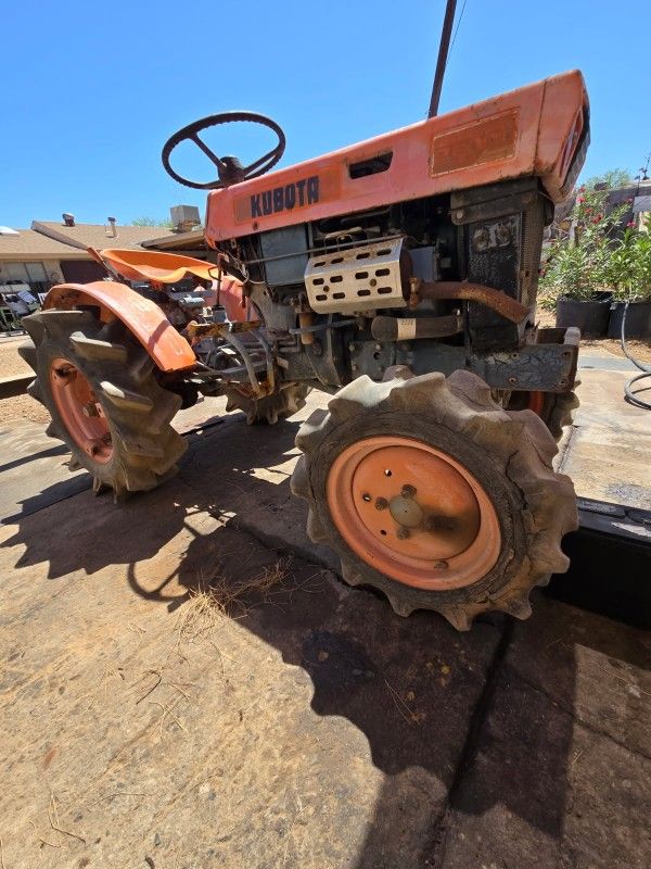 Kubota b6000 4x4 Yard Tractor