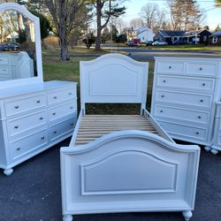 Twin size bedroom set excellent condition delivery available