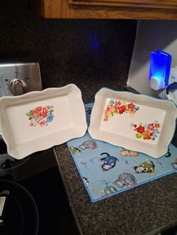 2 Pioneer Woman Casserole Dishes
