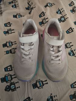Tennis shoes