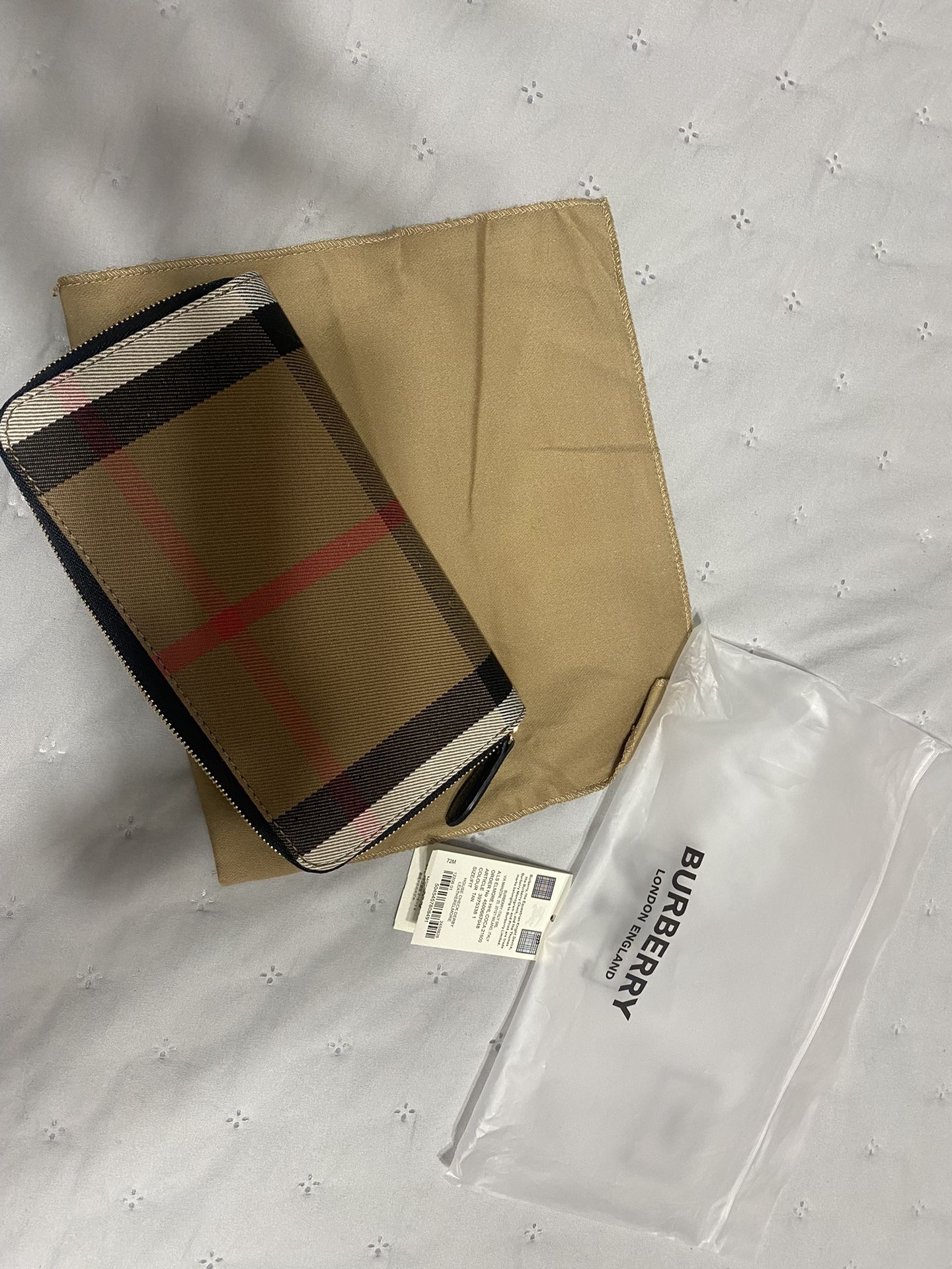 BURBERRY WALLET for Sale in Tulare, CA - OfferUp