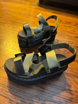 Doc Marten size 5 platform