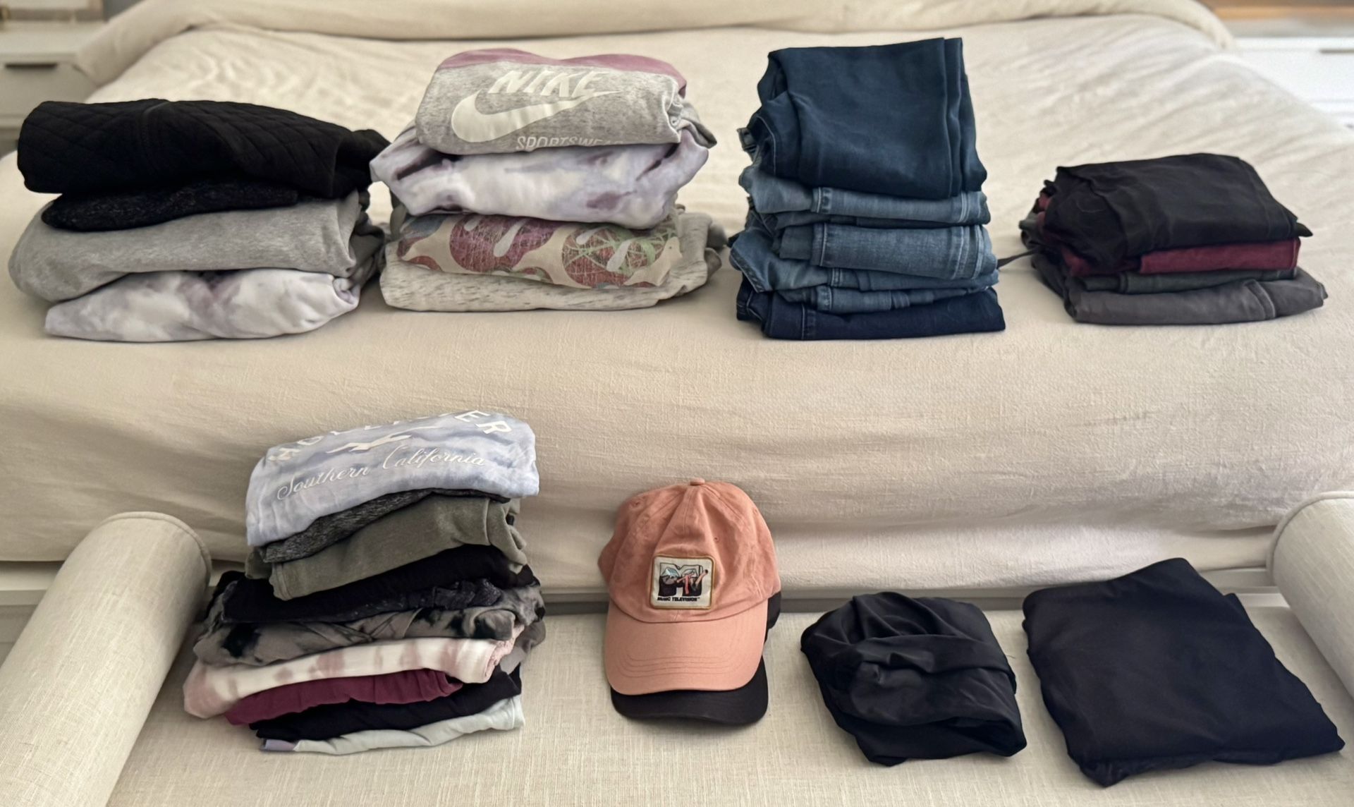 Teen/Women’s Clothing Lot Size Medium, Some Large