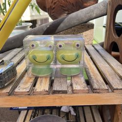 New in Box – Handcrafted Ceramic Frog Salt & Pepper Shakers from Thailand  Add a splash of charm to your table with this adorable pair of handcrafted 