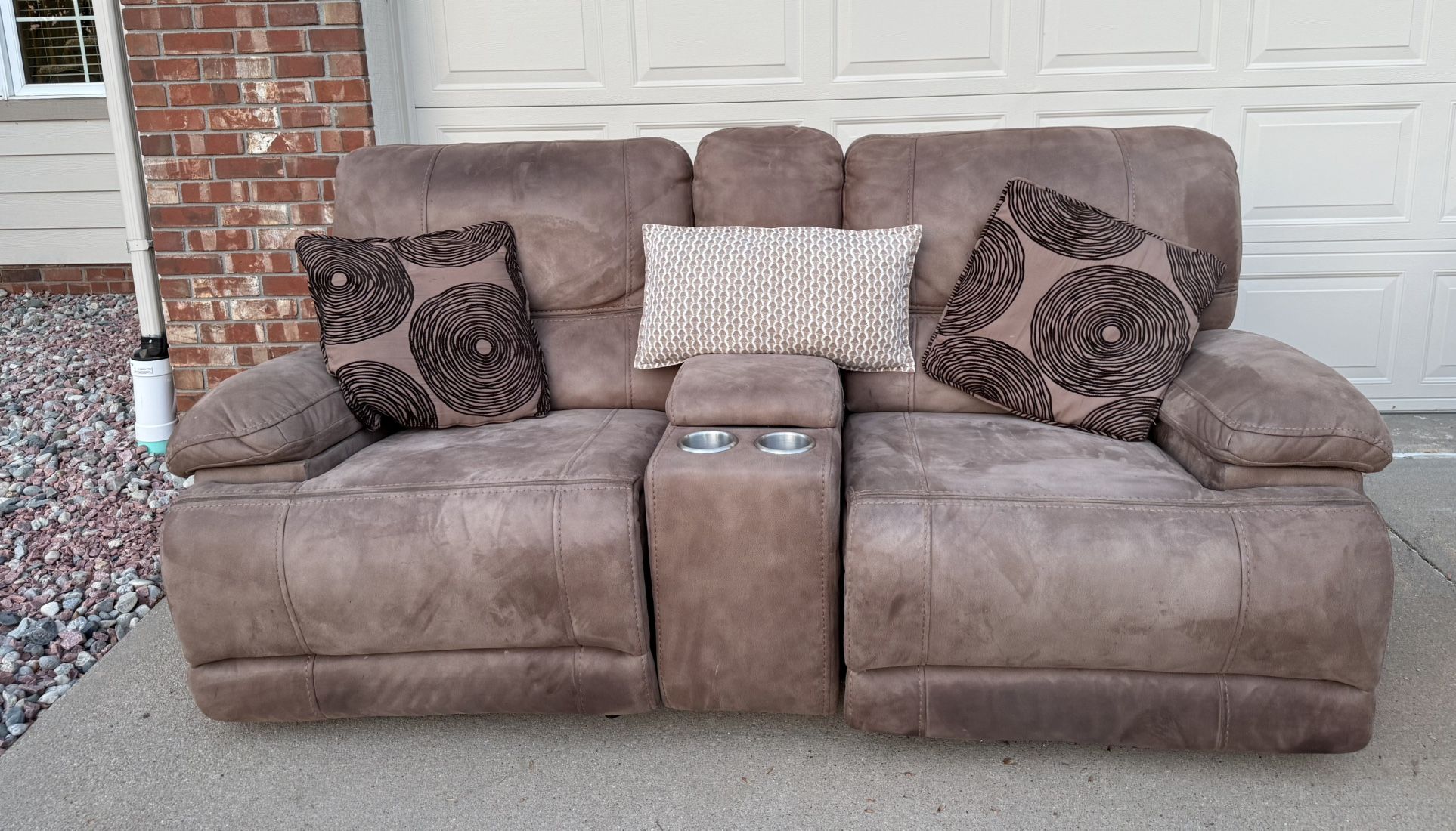 FREE DELIVERY 🚚🚛🚚 awesome Rocking Recliner Couch
