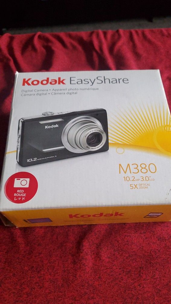 Red Kodak EasyShare M853 Digital Camera
