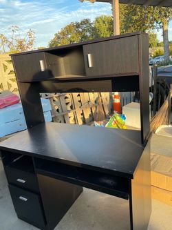 Desk w/cabinets