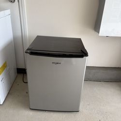 Whirlpool 2.7cuft Mini Refrigerator 
