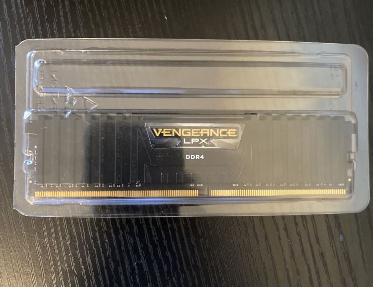 COSAIR VENGEANCE 1x 8 gb ram DDR4 2400mhz