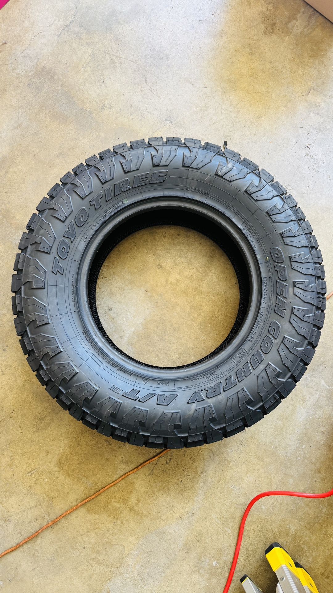 1x Toyo Open County AT3 275/70R/17