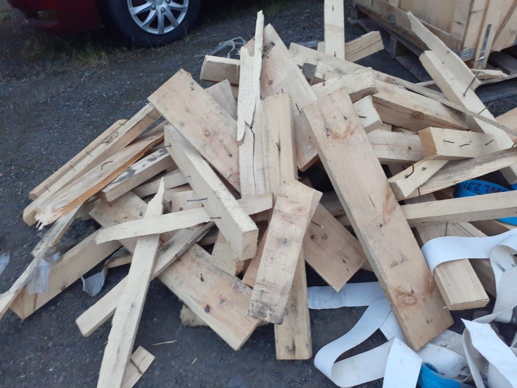 Fire wood for free come pick it up bring a tráiler we can load you with a forklift