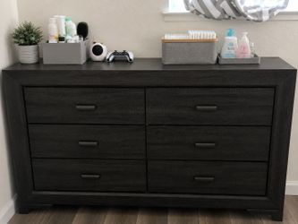 Title:
6-Drawer Dresser – Good Condition