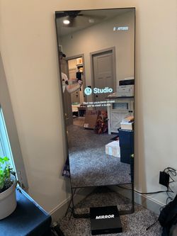 The Mirror Lululemon Studio for sale, like new.