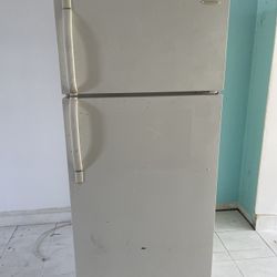 Whirlpool Top-Freezer Refrigerator – Good Working Condition