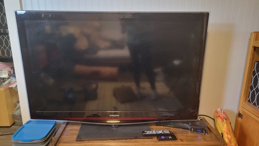 52 Inch SAMSUNG TV with mount