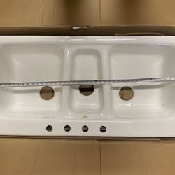 Kitchen Sink: 3-bowl Enameled Cast iron 