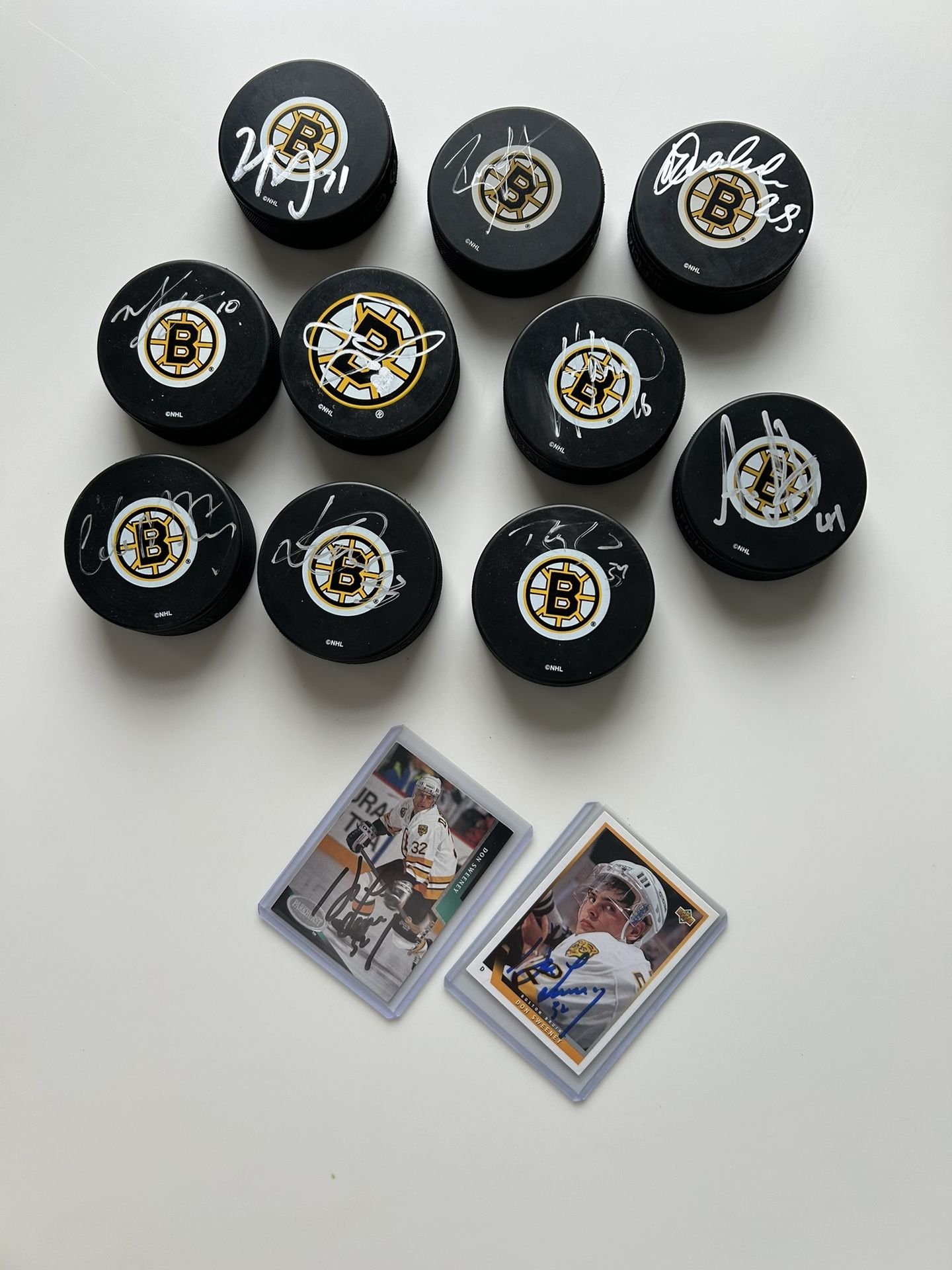 BOSTON BRUINS AUTOGRAPHED HOCKEY 🏒 PUCKS & Autographed Sports Cards