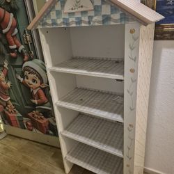  dollhouse-style bookshelf,