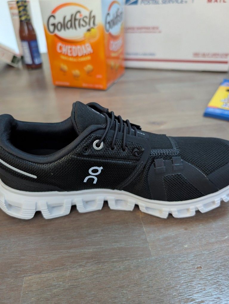 ON CLOUD WOMEN SIZE 7 (NEW)