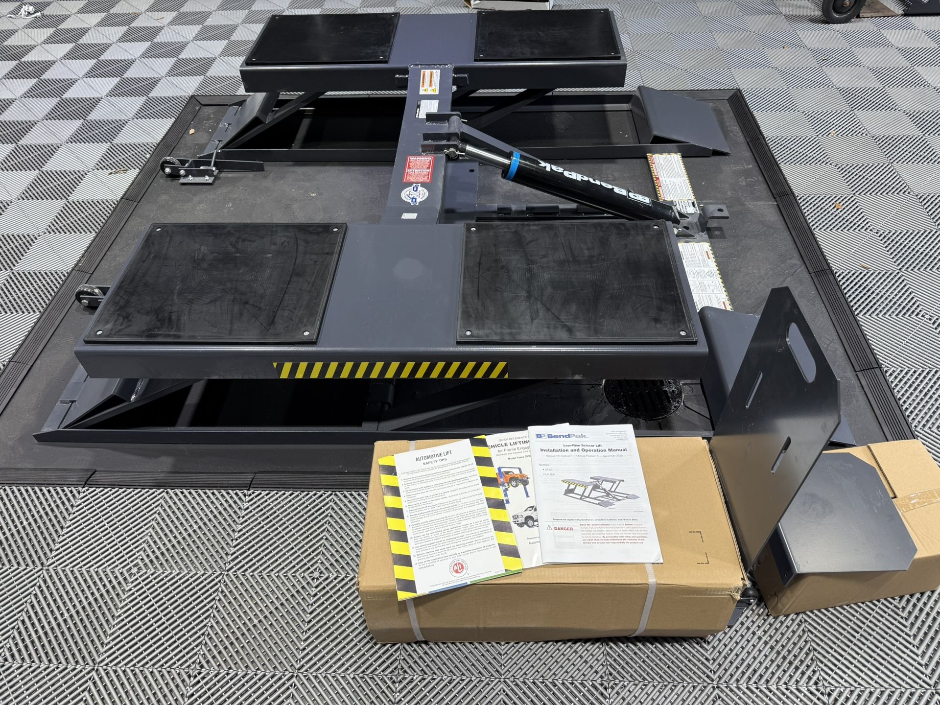 Bendpak LR 60P Car Lift For Auto Shops, Enthusiasts