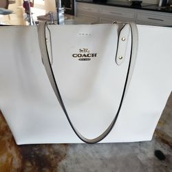 Leather coach handbag In Awsome Shape Barely Used