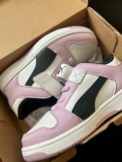 Girls Puma Sneakers!