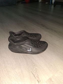 Size 9 nike slides