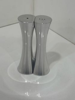 Nambe Kissing Salt & Pepper Shakers Metal Alloy 5" T x 1 3/4" W Silver Unused