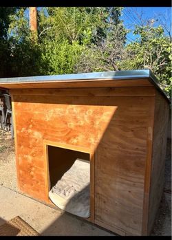 MOVING- Large Dog House / 4’X4’ Rain proof / Like New Condition