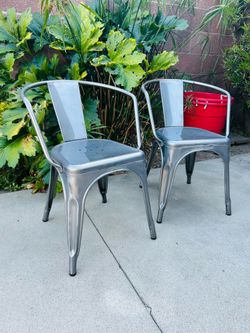 2 Metal stackable chairs silver color