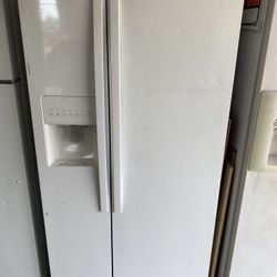 Whirlpool Side By Side White With Water And Ice In The DoorLeft To Right 33in Front To Back 31in Top To Bottom 66in