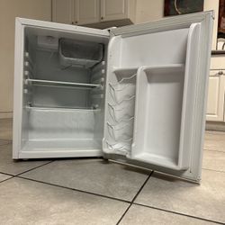 Magic Chef - Mini Refrigerator - HMBR265WE1