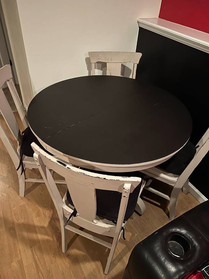Round table & 4 Chairs