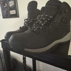 Columbia Woman Hiking Boots Size 8
