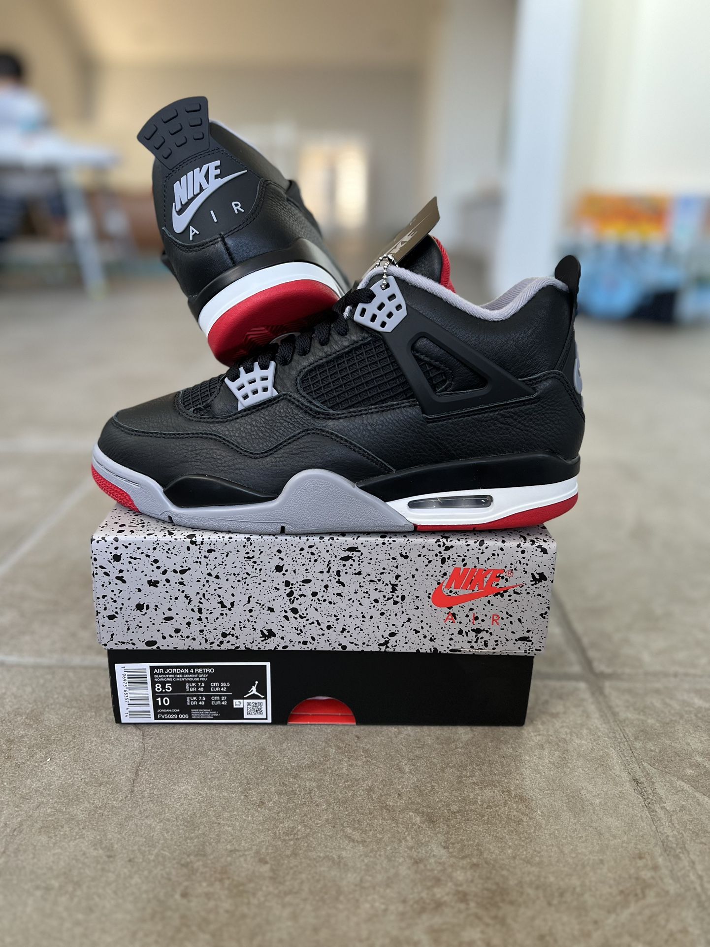 (size 8.5) Nike Air Jordan 4 BRED