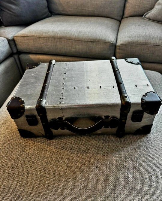 Vintage Tiny suitcase / Truck / Bag $40