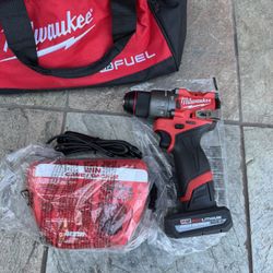 Milwaukee M12 Hammer Drill Driver Kit 