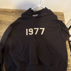 New 1977 Essentials Hoodies Size Small 