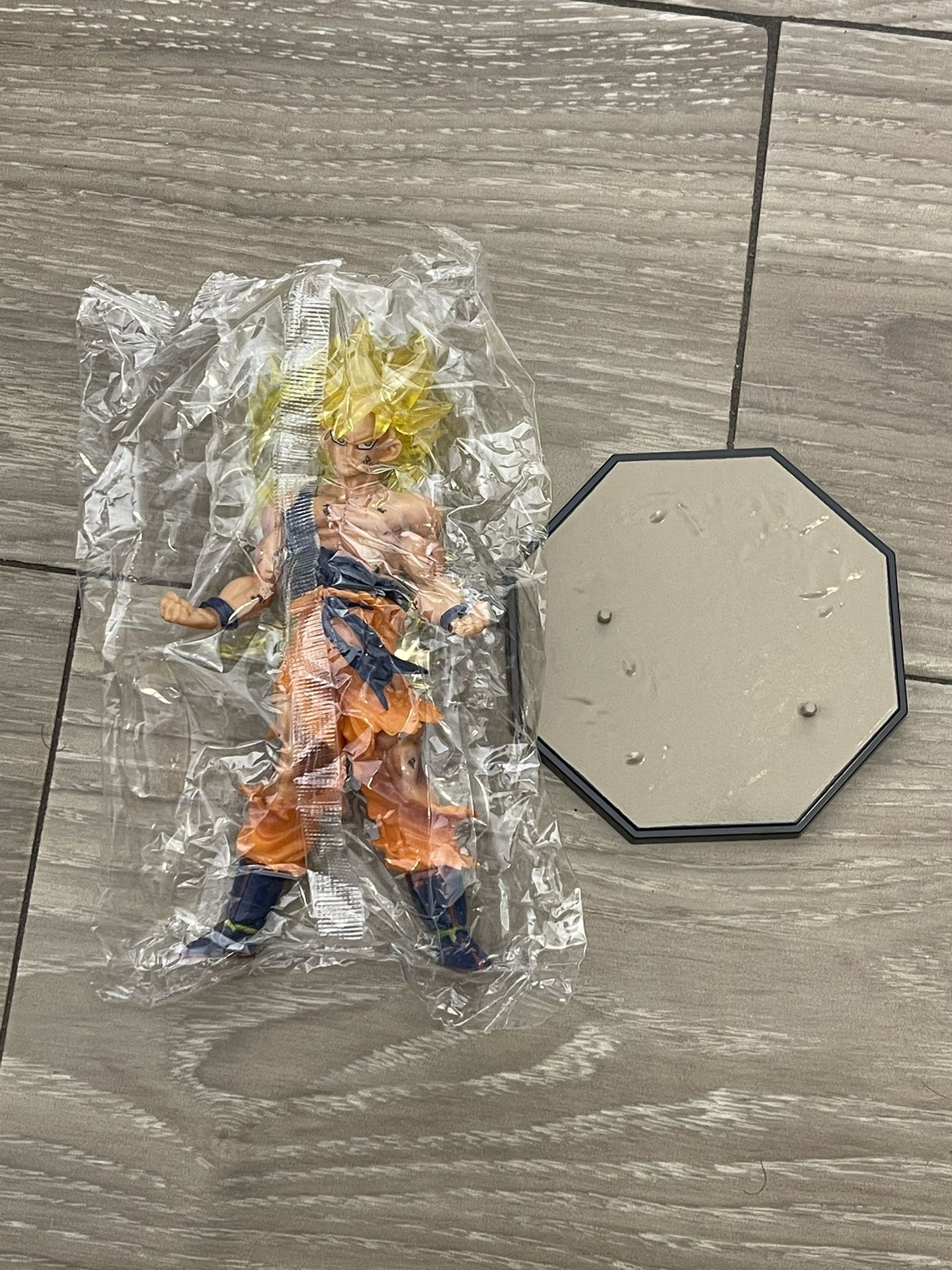 Goku Super Saiyan Figure – New – Battle Damage Look + Stand