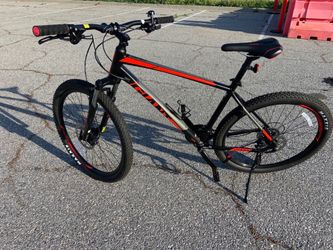 Giant talon 3. 24 speed medium size lightweight aluminum frame with hydraulic disc brakes and 27.5” wheels