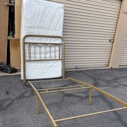 Twin size beds with matresss