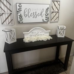 Barra de madera o mesa decorativa contiene conector eléctrico