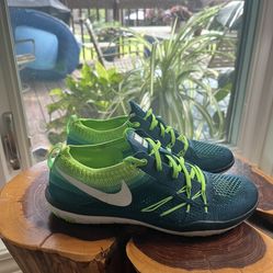 Women’s Fly knit Lightweight Nikes. Like new Size 7